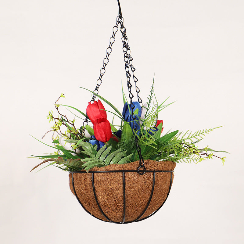 Panier suspendu décoré de tulipes rouges, blanches et bleues