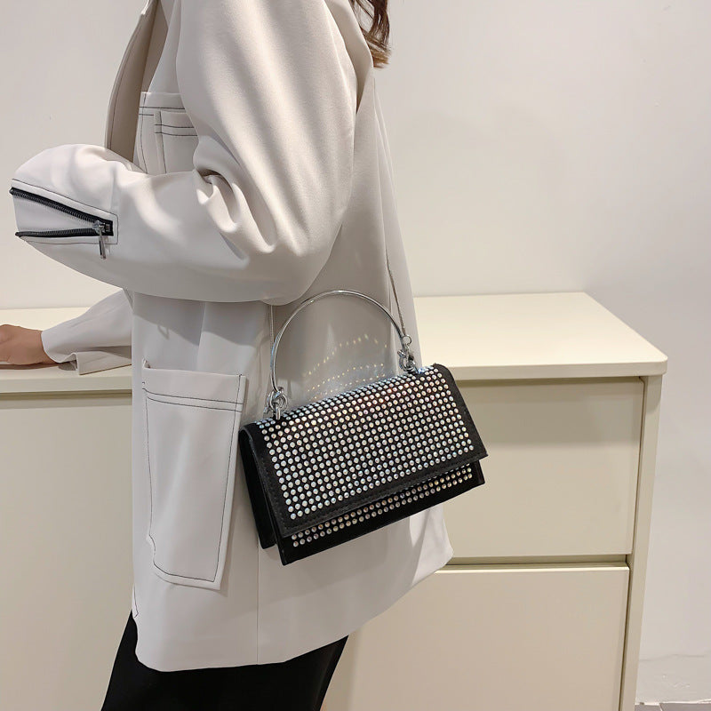 Sac à bandoulière chaîne pour femme, sac à main avec paillettes, cristaux, design simple, quotidien, argent et noir, porté épaule.