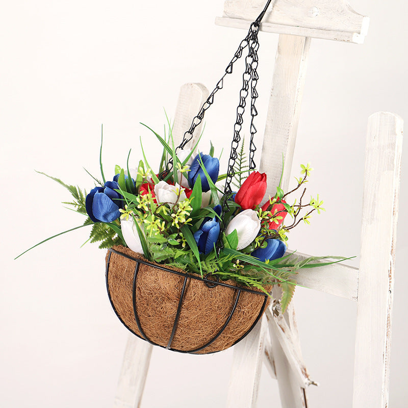 Panier suspendu décoré de tulipes rouges, blanches et bleues