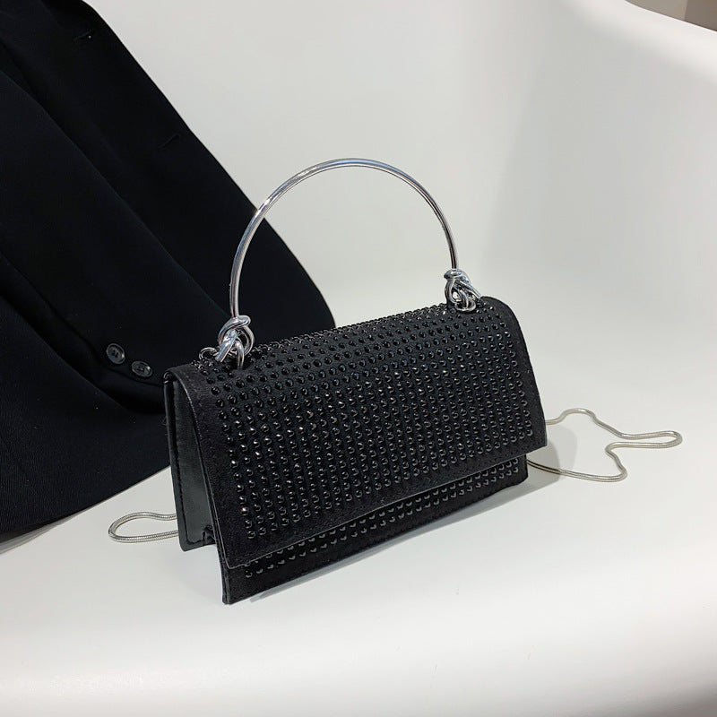 Sac à bandoulière chaîne pour femme, sac à main avec paillettes, cristaux, design simple, quotidien, argent et noir, porté épaule.