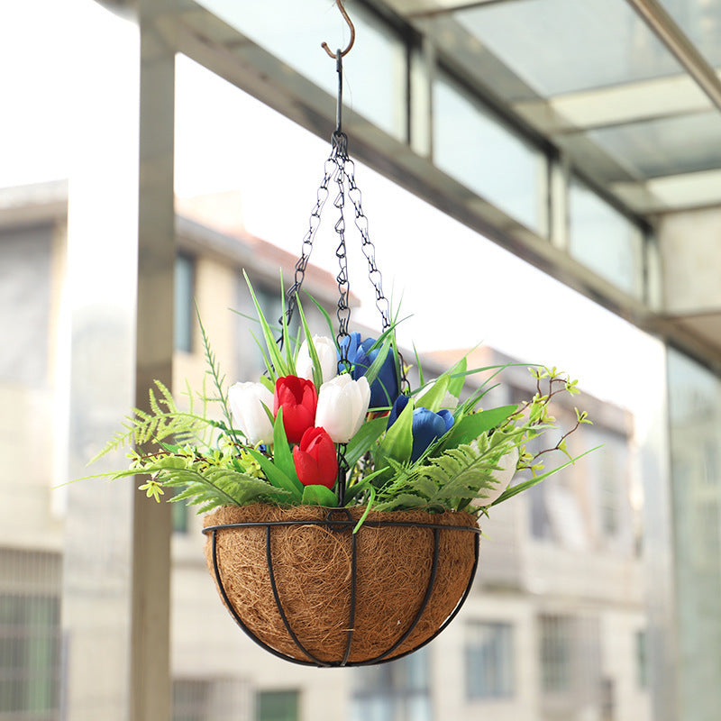 Panier suspendu décoré de tulipes rouges, blanches et bleues