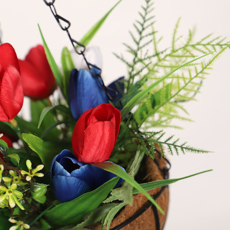 Panier suspendu décoré de tulipes rouges, blanches et bleues